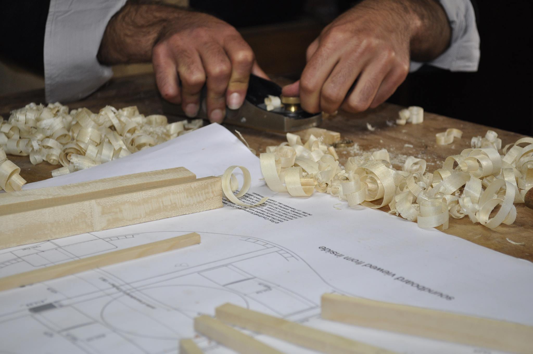 Liutaio al lavoro in bottega